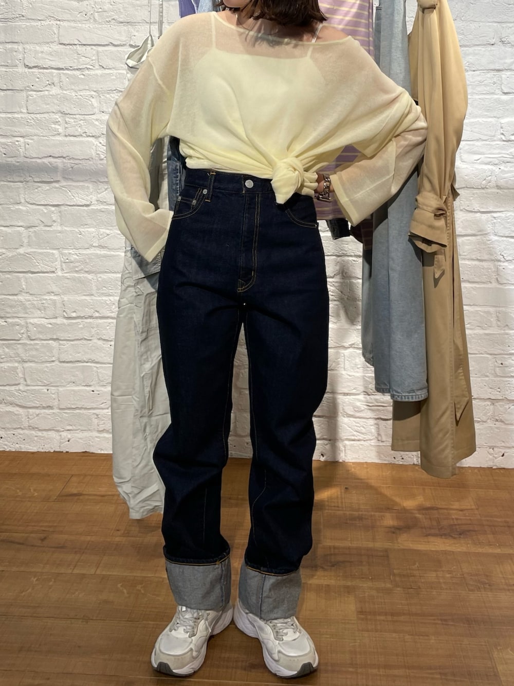 イエロー系のニット/セーター、ブルー系のデニムパンツを着用したレディースの春コーディネートの7枚目の写真