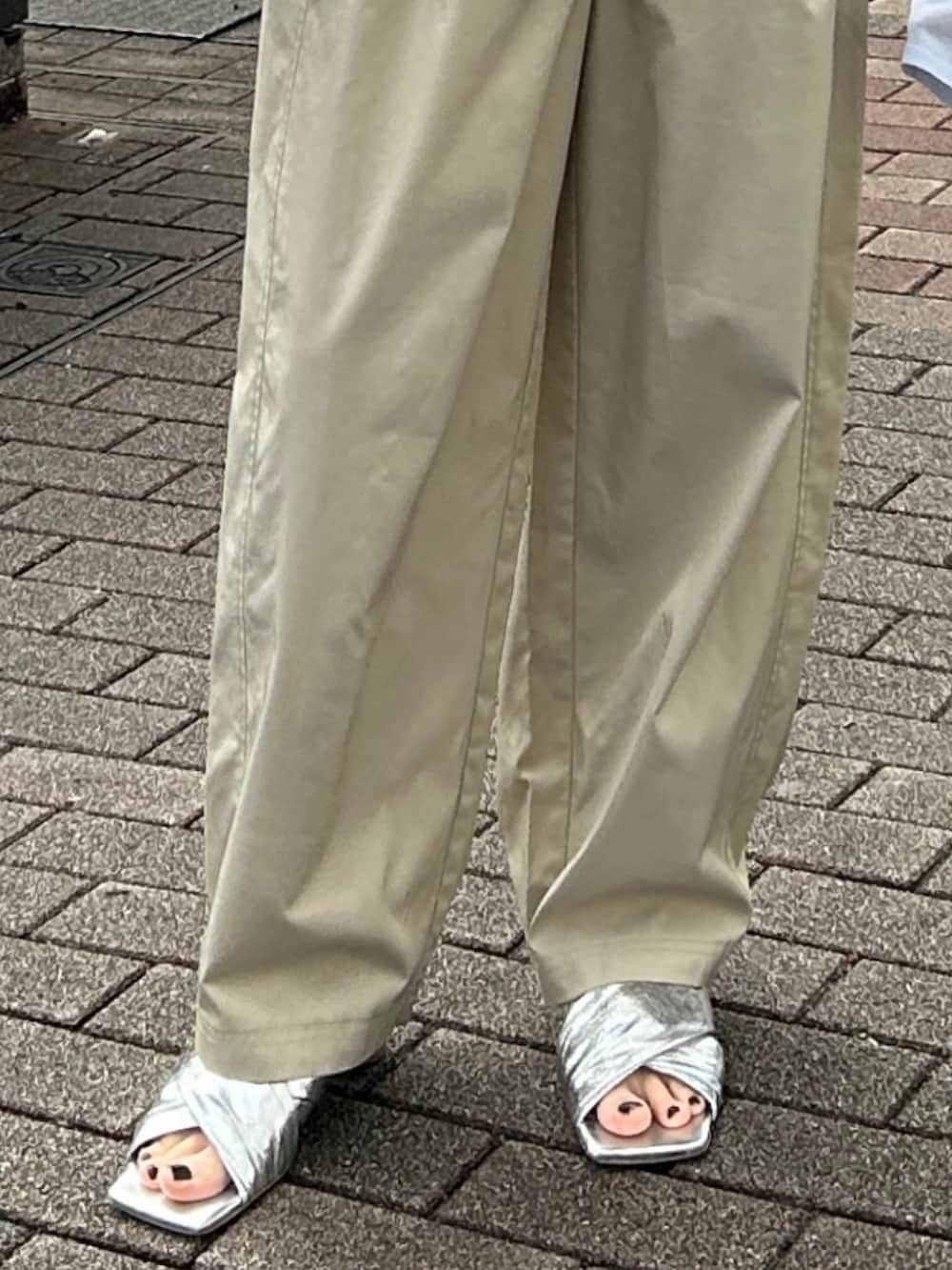 シルバー系のサンダル、グレー系のキャミソール、ブルー系のニット/セーターを着用したレディースの春コーディネートの7枚目の写真