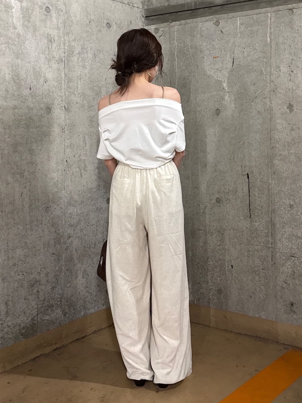 ホワイト系のその他パンツ、ホワイト系のTシャツ/カットソー、ブラウン系のハンドバッグを着用したレディースの夏コーディネートの5枚目の写真