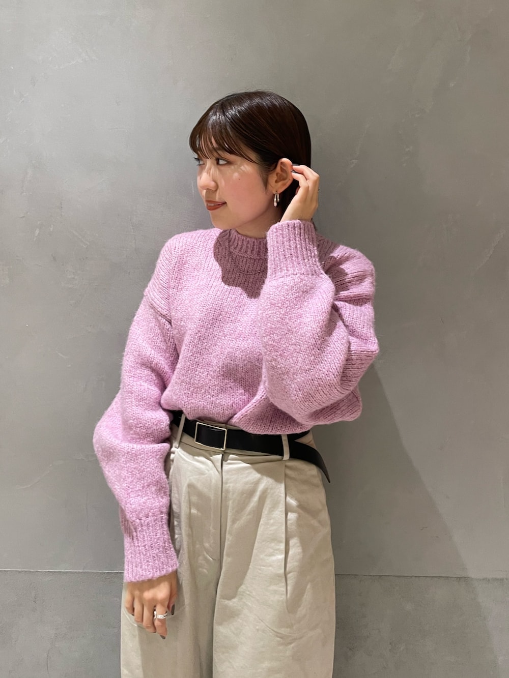 ホワイト系のその他パンツ、ピンク系のニット/セーターを着用したレディースの冬コーディネートの2枚目の写真