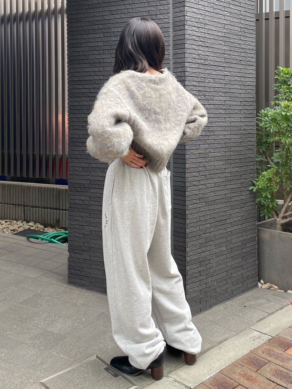 グレー系のスウェットパンツ、ブラック系のブーツ、グレー系のカーディガン/ボレロを着用したレディースの冬コーディネートの5枚目の写真