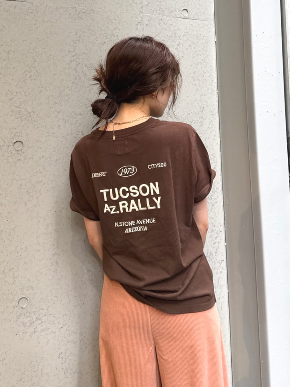 ブラウン系のその他シューズ、ピンク系のその他パンツ、ブラウン系のTシャツ/カットソーを着用したレディースの夏コーディネートの7枚目の写真