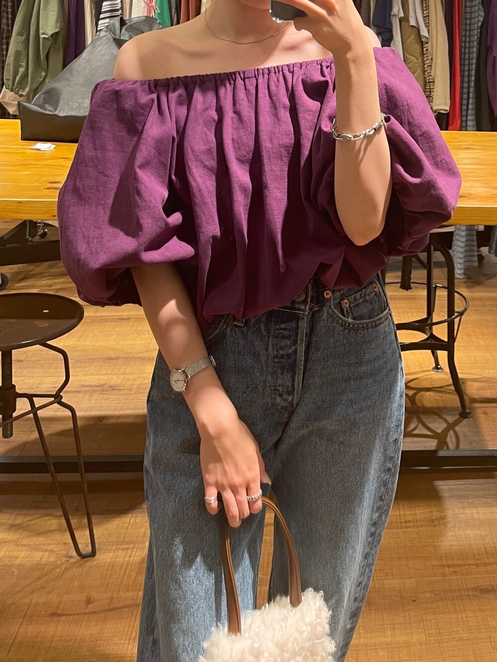 パープル系のシャツ/ブラウス、ホワイト系のサンダル、ブルー系のデニムパンツを着用したレディースの夏コーディネートの2枚目の写真