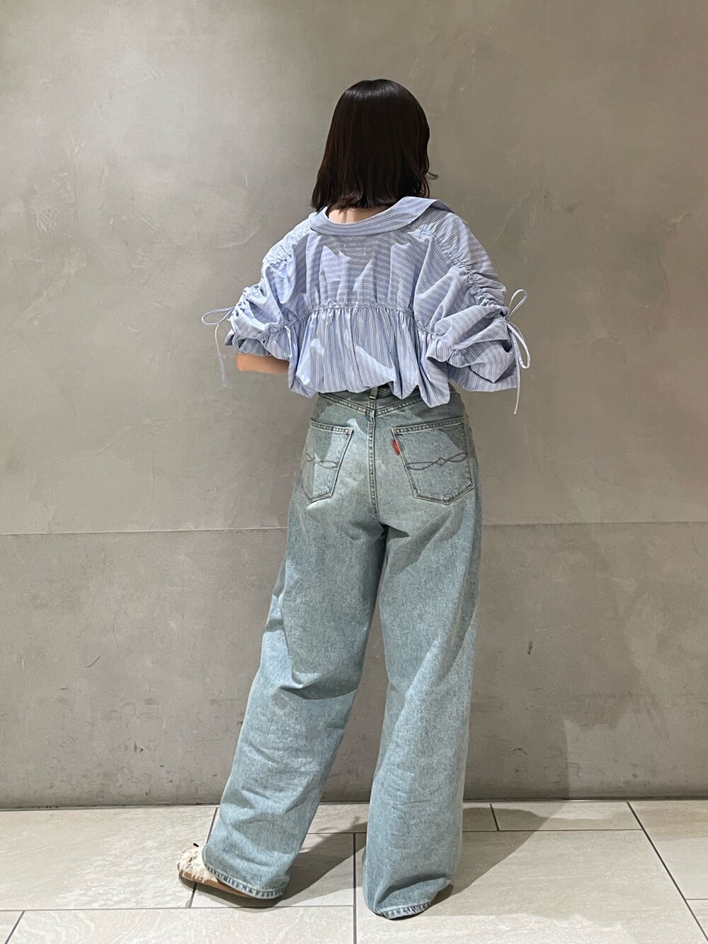 その他のシャツ/ブラウス、ブルー系のデニムパンツ、ホワイト系のサンダルを着用したレディースの春コーディネートの4枚目の写真