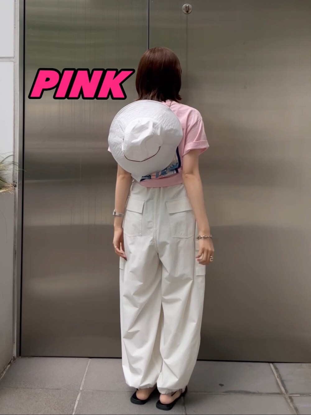 ホワイト系のカーゴパンツ、ブラック系のサンダル、ゴールド系のネックレスを着用したレディースの春コーディネートの6枚目の写真