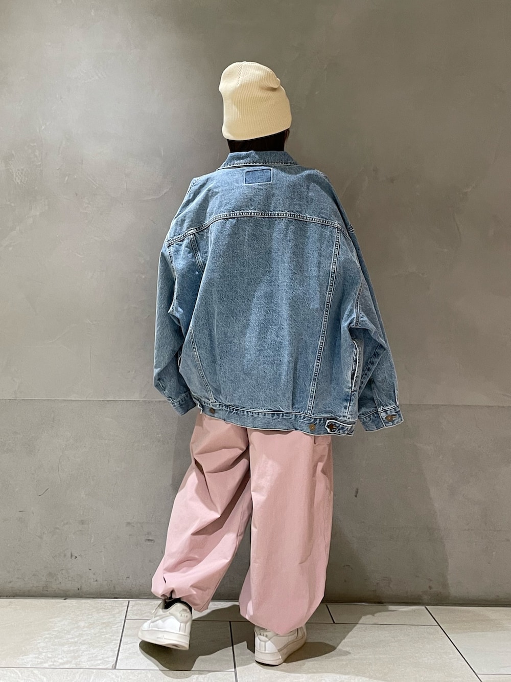 ホワイト系のTシャツ/カットソー、ブルー系のスウェット、ピンク系のカーゴパンツを着用したレディースの冬コーディネートの3枚目の写真