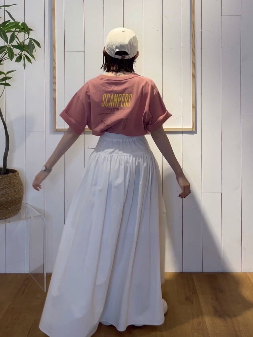 ホワイト系のスカート、ピンク系のTシャツ/カットソーを着用したレディースの春コーディネートの3枚目の写真