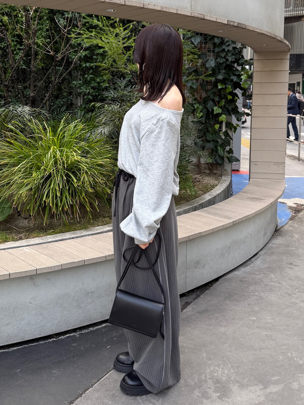 グレー系のTシャツ/カットソー、ブラック系のハンドバッグ、グレー系のその他パンツを着用したレディースの冬コーディネートの2枚目の写真