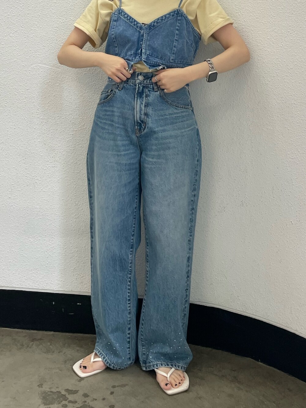 ホワイト系のサンダル、ブルー系のキャミソール、イエロー系のTシャツ/カットソーを着用したレディースの春コーディネートの7枚目の写真
