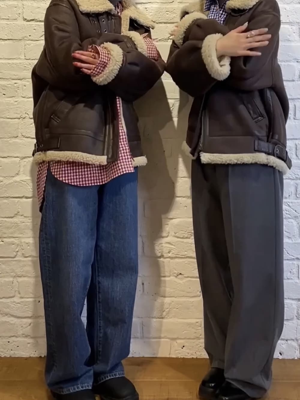 ブルー系のシャツ/ブラウス、ブラウン系のムートンコート、グレー系のその他パンツを着用したレディースの冬コーディネートの3枚目の写真