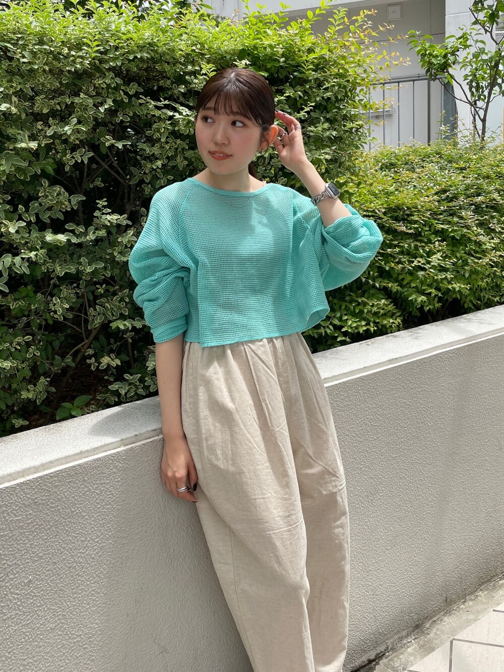 グレー系のキャミソール、ホワイト系のその他パンツ、ブラック系のサンダルを着用したレディースの夏コーディネートの6枚目の写真