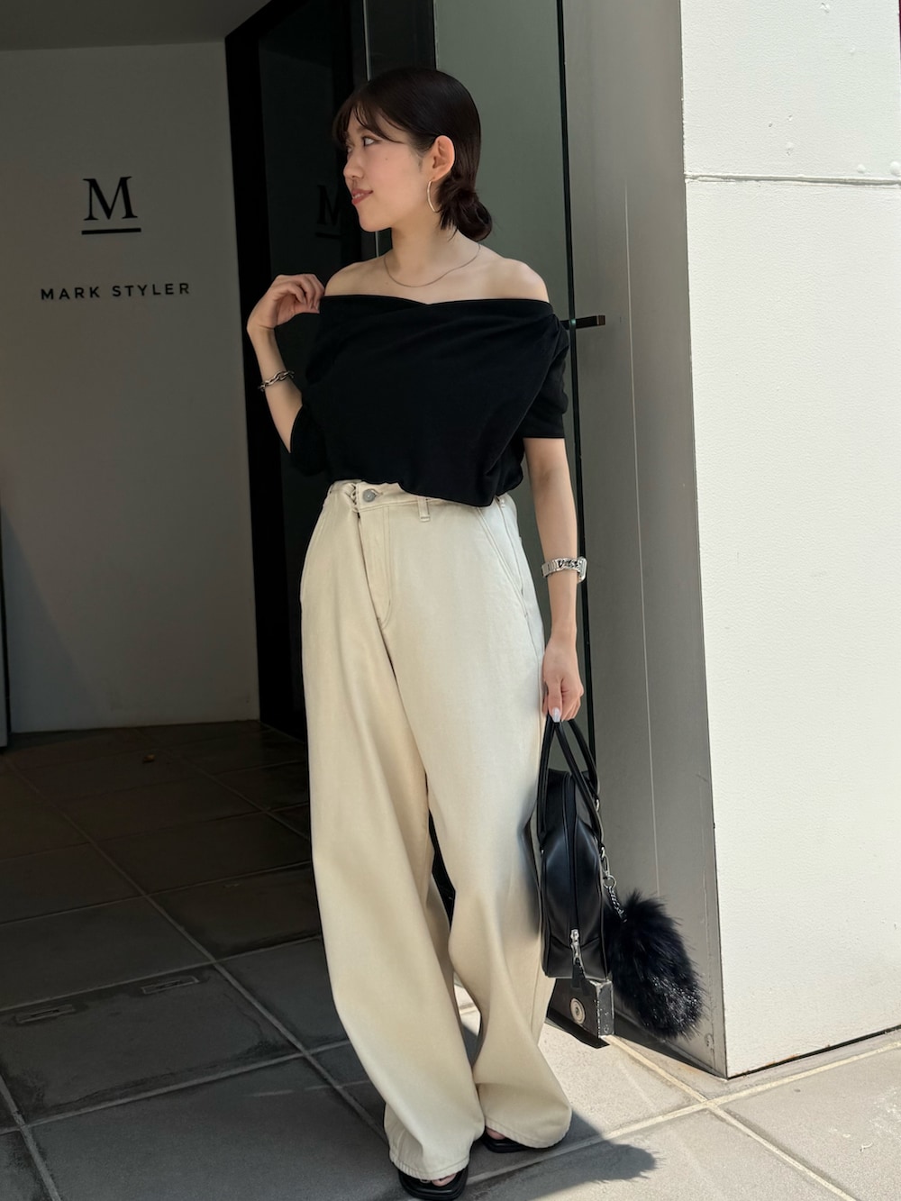 ブラック系のTシャツ/カットソー、ブラック系のサンダル、ブラック系のハンドバッグを着用したレディースの夏コーディネートの5枚目の写真