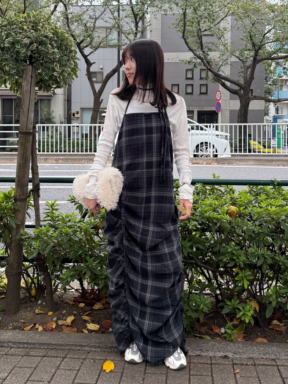 グレー系のワンピース、ホワイト系のハンドバッグ、ホワイト系のTシャツ/カットソーを着用したレディースの秋コーディネートの3枚目の写真