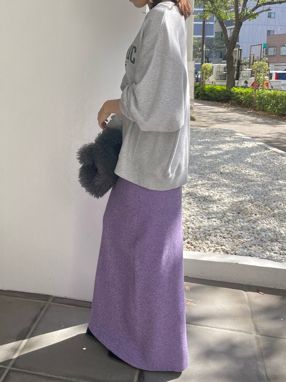 ブラック系のブーツ、グレー系のハンドバッグ、グレー系のスウェットを着用したレディースの秋コーディネートの5枚目の写真