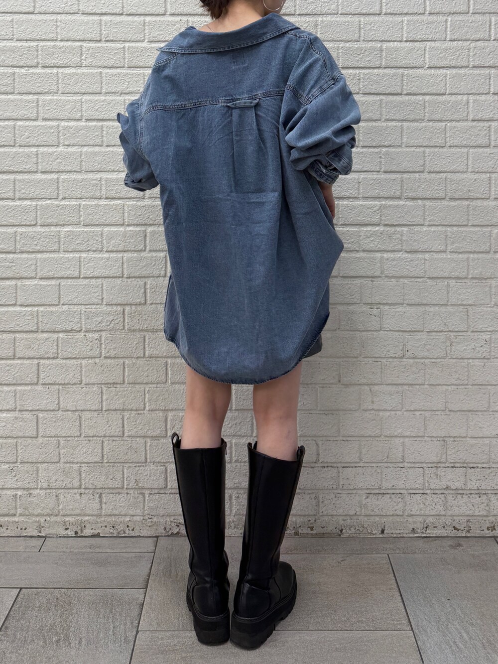 ブルー系のシャツ/ブラウス、グレー系のスカートを着用したレディースの秋コーディネートの4枚目の写真