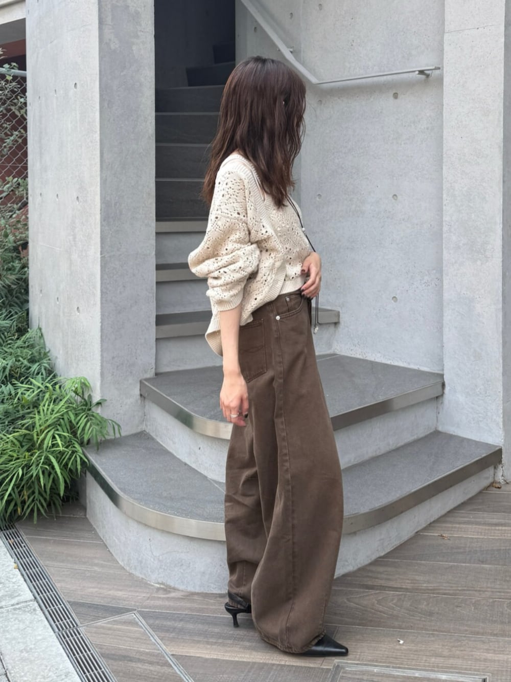 ブラウン系のデニムパンツ、ブラック系のその他シューズを着用したレディースの夏コーディネートの6枚目の写真