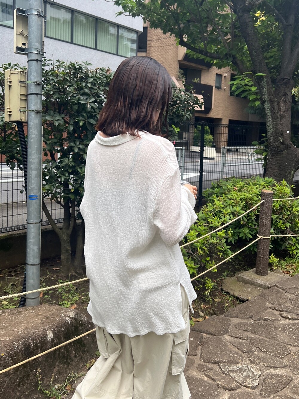 ブラック系のキャミソール、ホワイト系のシャツ/ブラウス、ホワイト系のカーゴパンツを着用したレディースの夏コーディネートの5枚目の写真