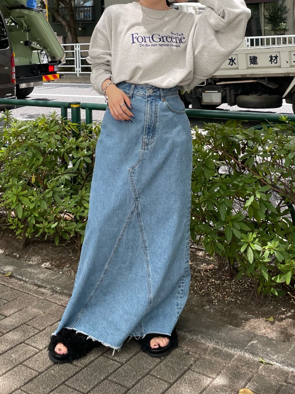 ブルー系のデニムスカート、グレー系のスウェット、ブラック系のサンダルを着用したレディースの夏コーディネートの3枚目の写真