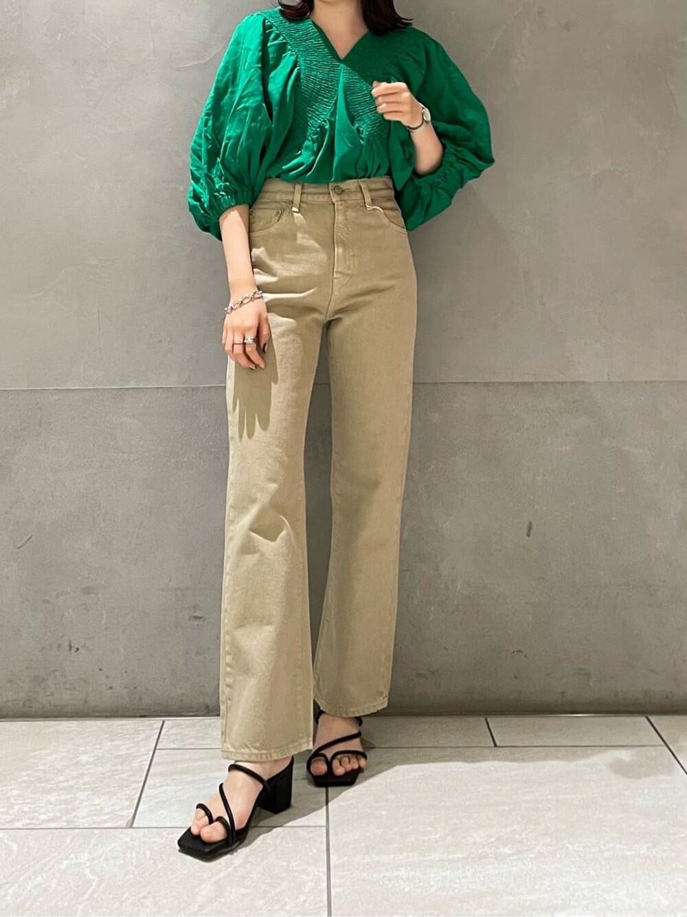 グリーン系のシャツ/ブラウスを着用したレディースの夏コーディネートの3枚目の写真