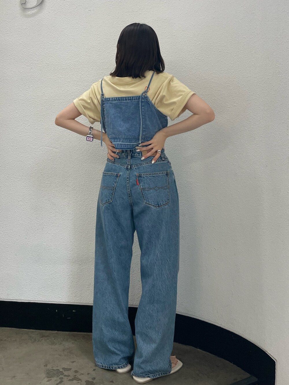 ホワイト系のサンダル、ブルー系のキャミソール、イエロー系のTシャツ/カットソーを着用したレディースの春コーディネートの3枚目の写真