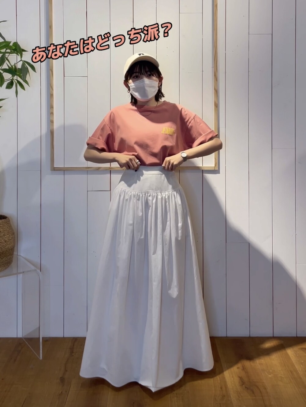 ホワイト系のスカート、ピンク系のTシャツ/カットソーを着用したレディースの春コーディネートの4枚目の写真
