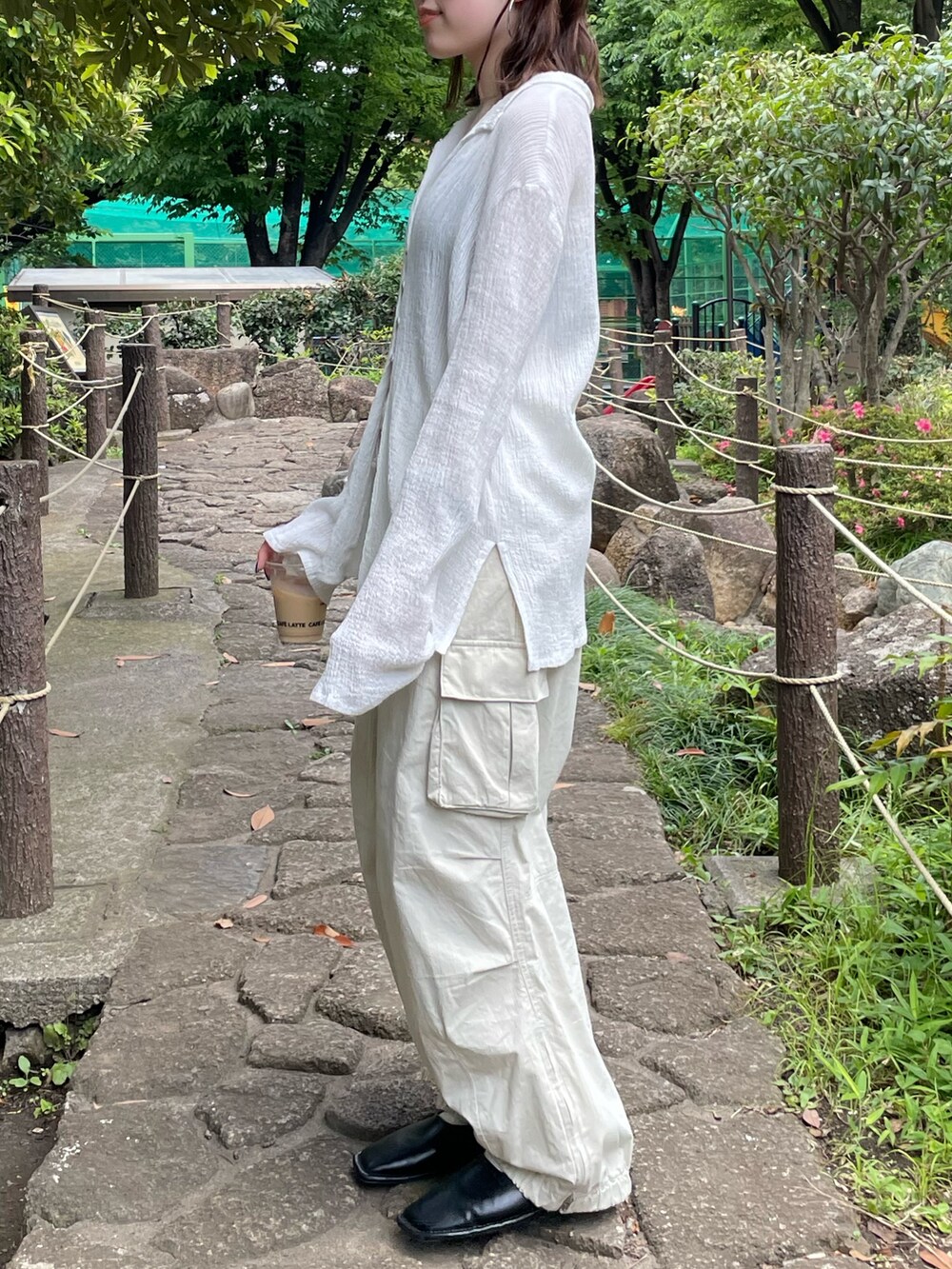 ブラック系のキャミソール、ホワイト系のシャツ/ブラウス、ホワイト系のカーゴパンツを着用したレディースの夏コーディネートの6枚目の写真