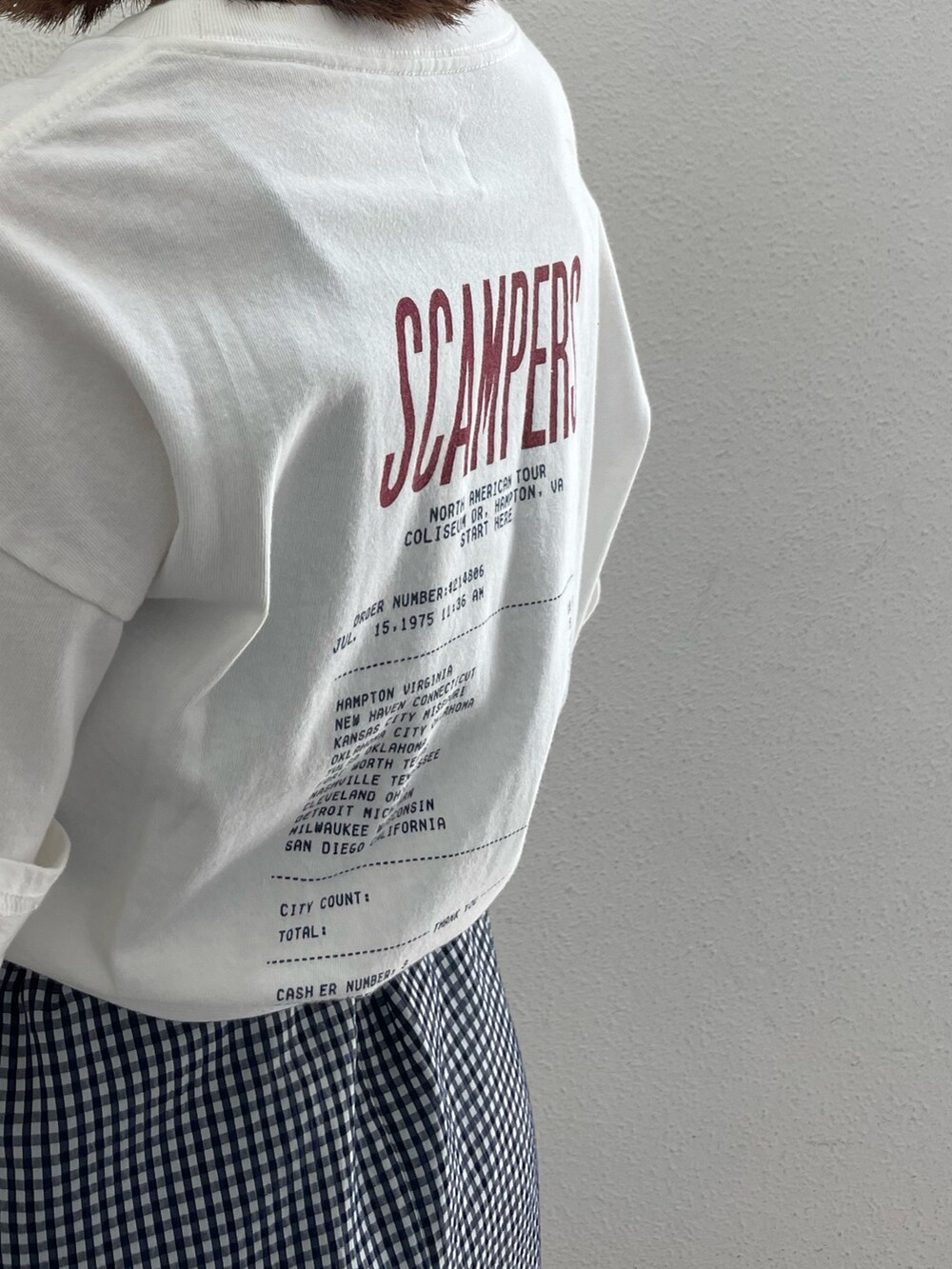 ブルー系のワンピース、ホワイト系のTシャツ/カットソー、ホワイト系のサンダルを着用したレディースの春コーディネートの3枚目の写真