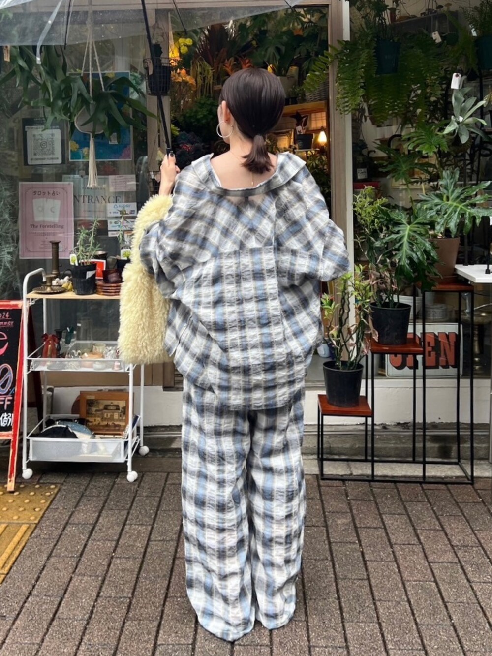 ブルー系のシャツ/ブラウス、ブルー系のその他パンツ、ブラック系のローファーを着用したレディースの夏コーディネートの5枚目の写真