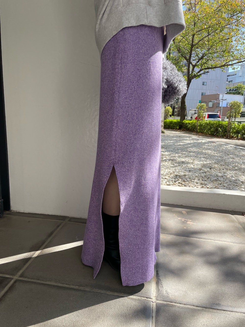 ブラック系のブーツ、グレー系のハンドバッグ、グレー系のスウェットを着用したレディースの秋コーディネートの7枚目の写真