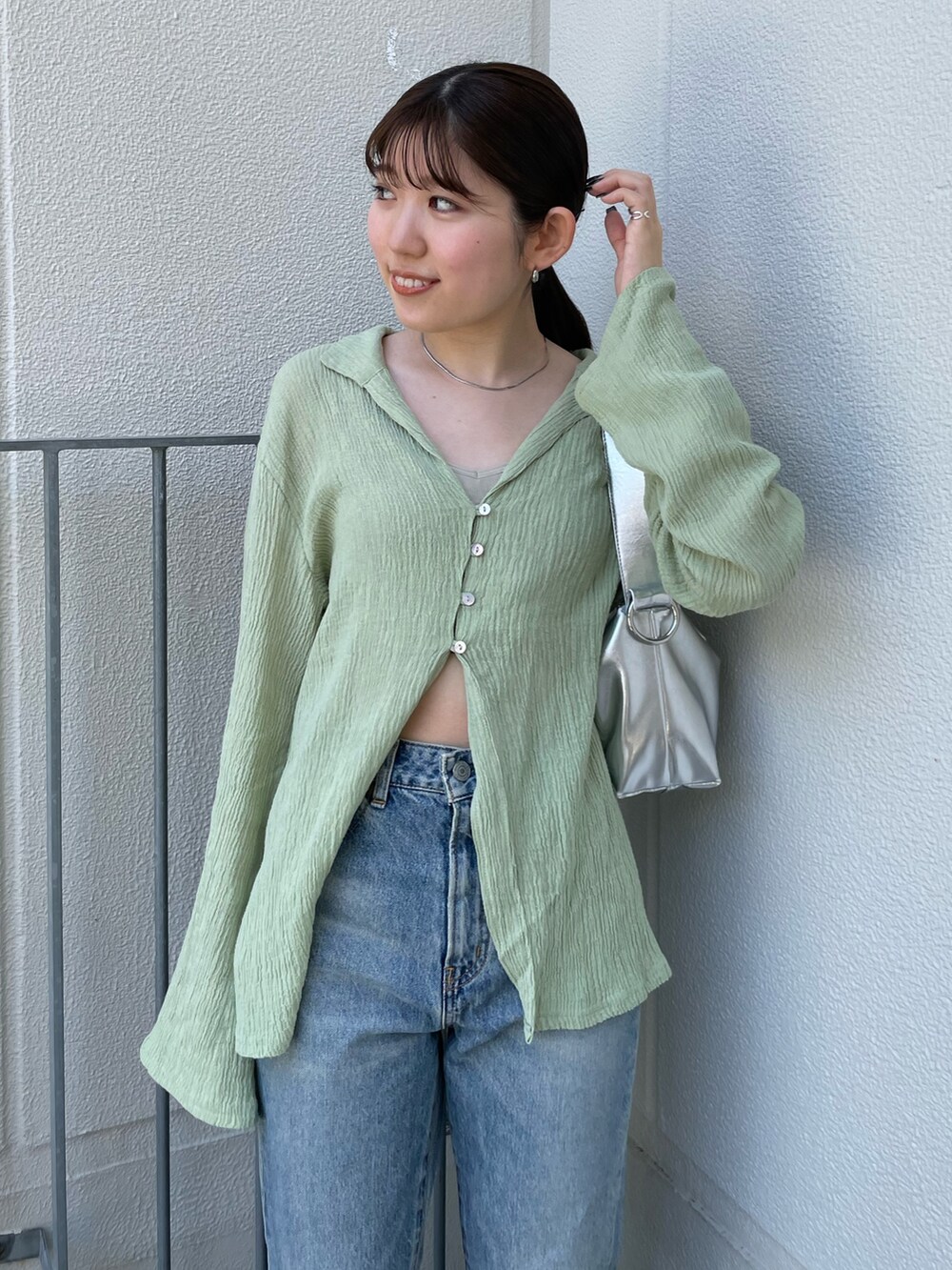 グリーン系のシャツ/ブラウス、グレー系のキャミソール、ホワイト系のエコバッグ/サブバッグを着用したレディースの夏コーディネートの2枚目の写真