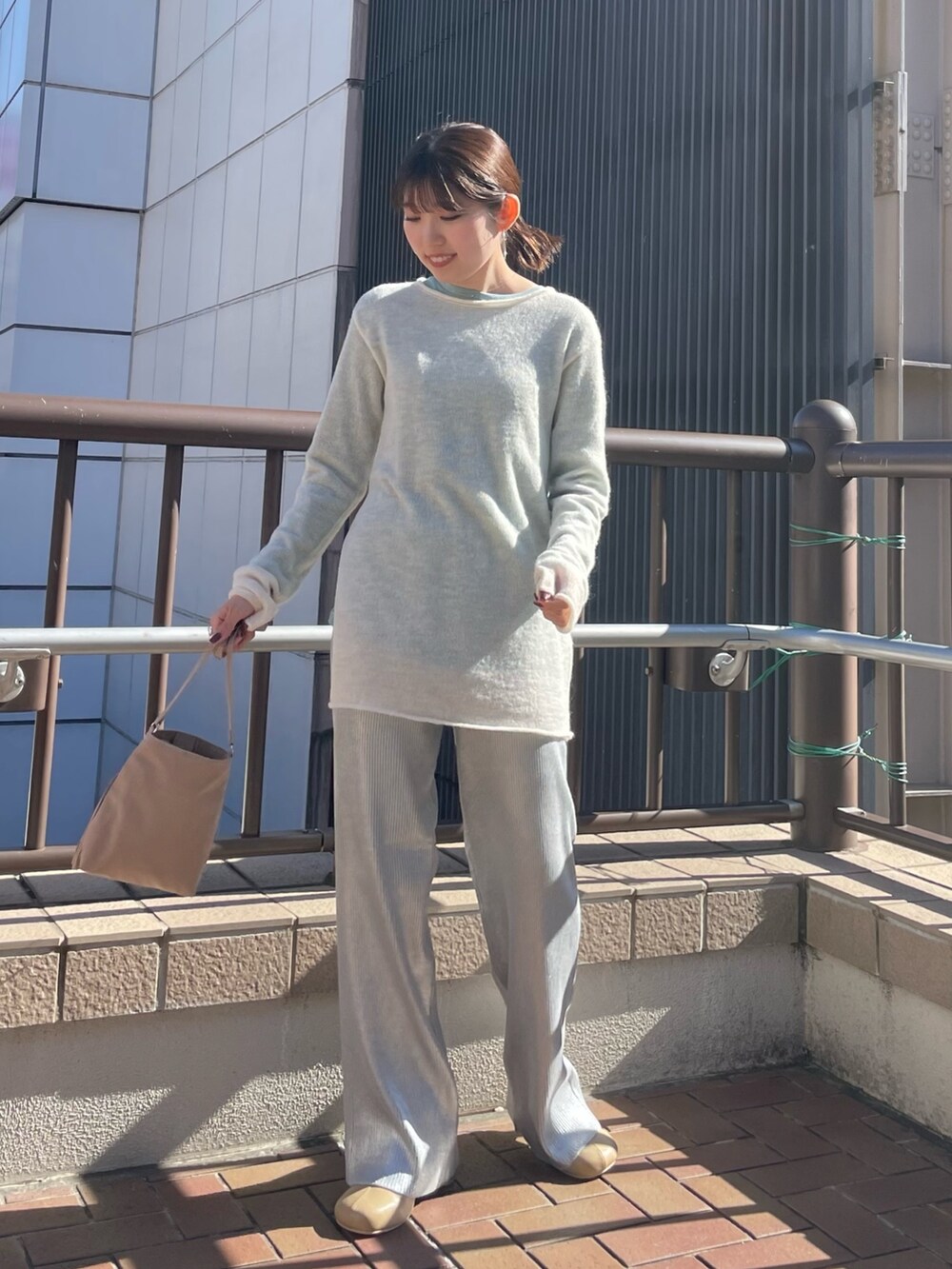 ベージュ系のブーツ、ブルー系のTシャツ/カットソー、ホワイト系のニット/セーターを着用したレディースの秋コーディネートの2枚目の写真