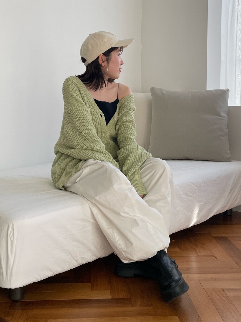 ブラック系のキャミソール、ホワイト系のその他パンツ、ブラック系のブーツを着用したレディースの冬コーディネートの6枚目の写真