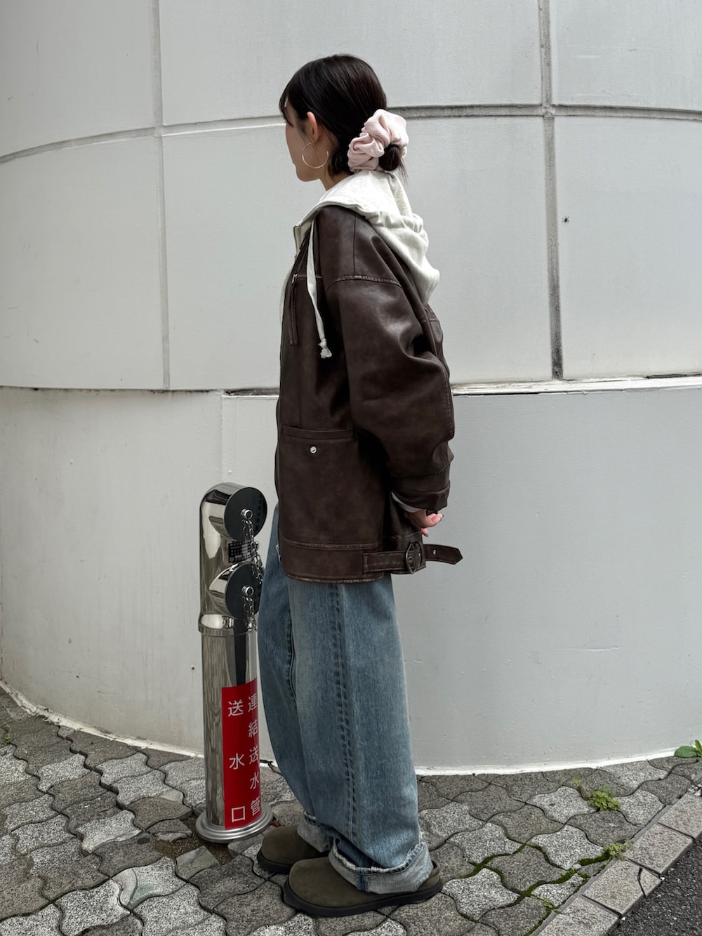 ブルー系のデニムパンツ、グリーン系のスリッポン、ホワイト系のパーカーを着用したレディースの秋コーディネートの2枚目の写真