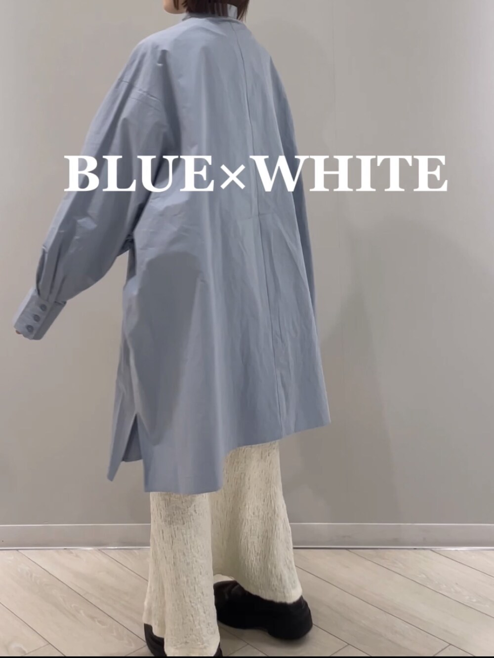 ホワイト系のスカート、ブラック系のハンドバッグ、ブルー系のシャツ/ブラウスを着用したレディースの冬コーディネートの4枚目の写真