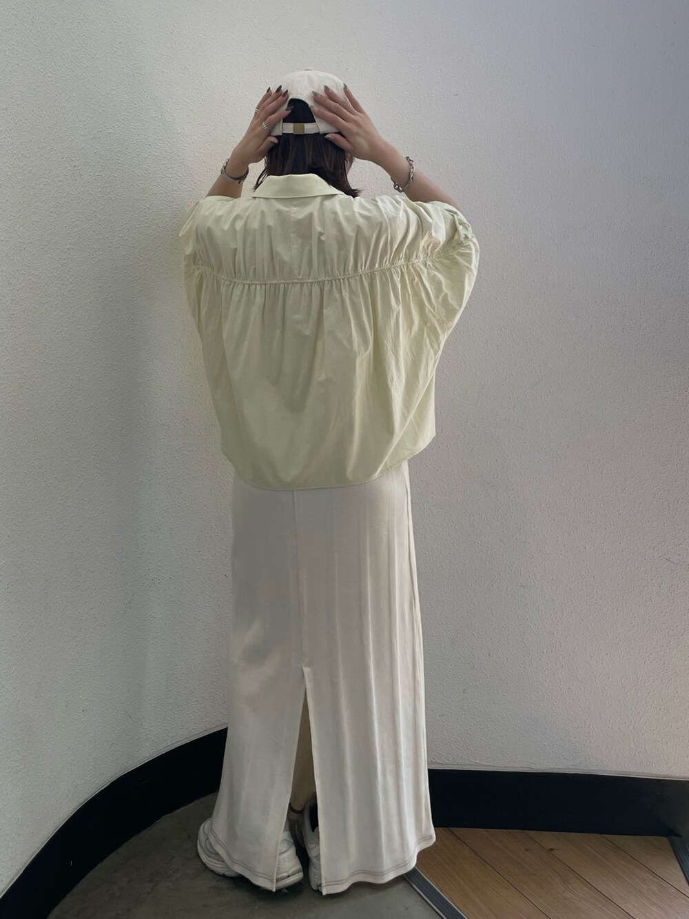 イエロー系のシャツ/ブラウス、ホワイト系のキャミソール、ホワイト系のスカートを着用したレディースの春コーディネートの3枚目の写真