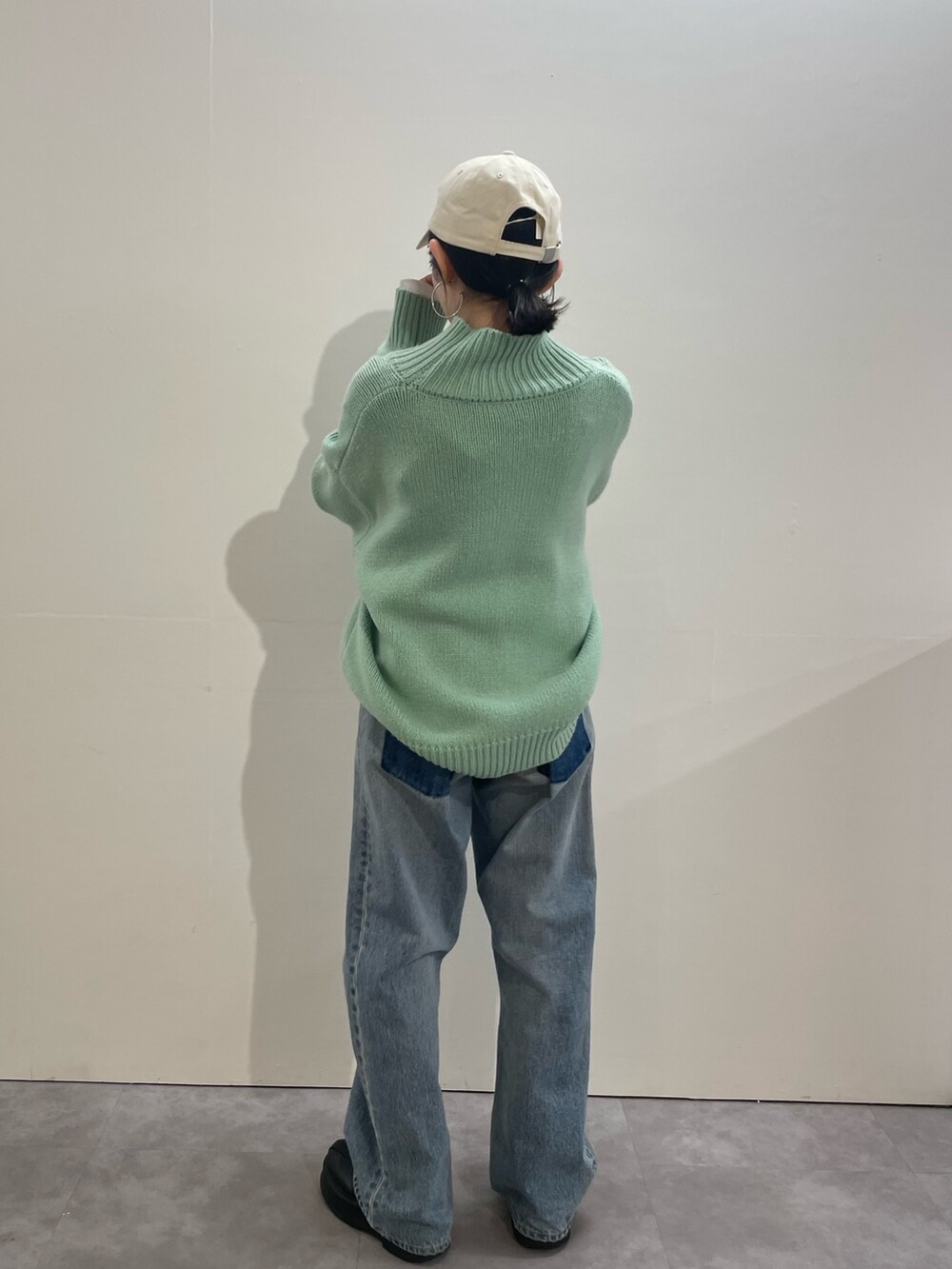 ブルー系のデニムパンツ、ブラック系のブーツ、ホワイト系のTシャツ/カットソーを着用したレディースの冬コーディネートの3枚目の写真