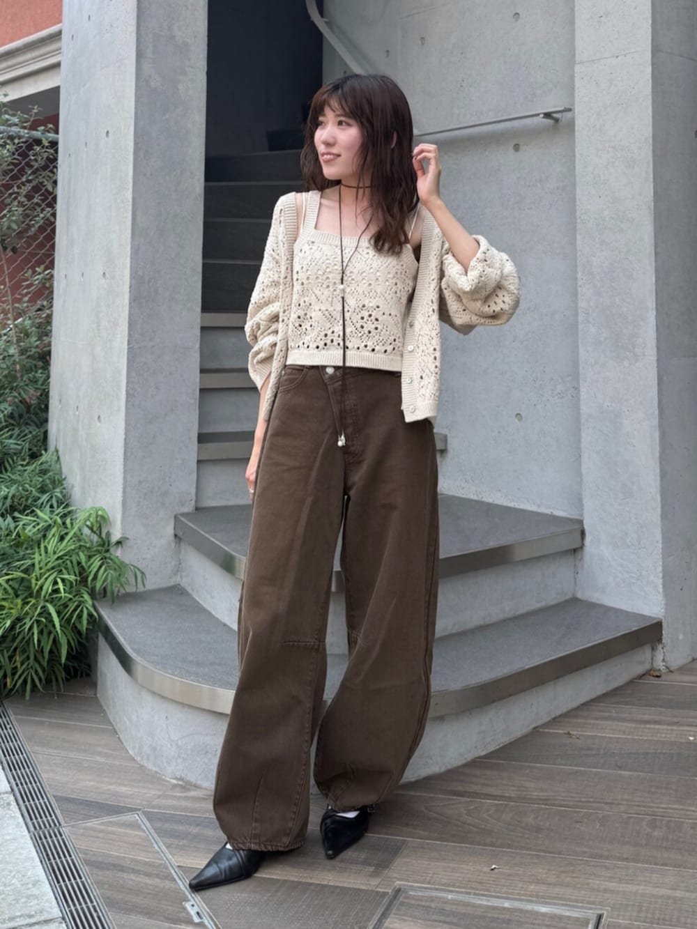 ブラウン系のデニムパンツ、ブラック系のその他シューズを着用したレディースの夏コーディネートの2枚目の写真