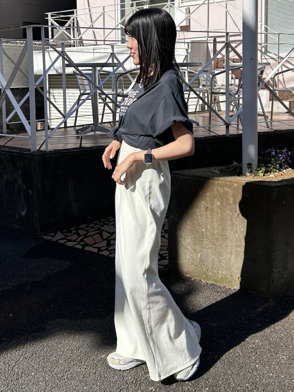 「Tシャツ、Tシャツコーデ、Tシャツワンピ、ワンピ、ワンピース、ワンピーススタイル、白、白ワンピース、アメスリワンピ」｜「Ungridのオーガビッツテレコフィットワンピース（ワンピース、ホワイト系）」を使った、多田詩音さん（レディース・152cm）の夏コーディネートの4枚目の写真