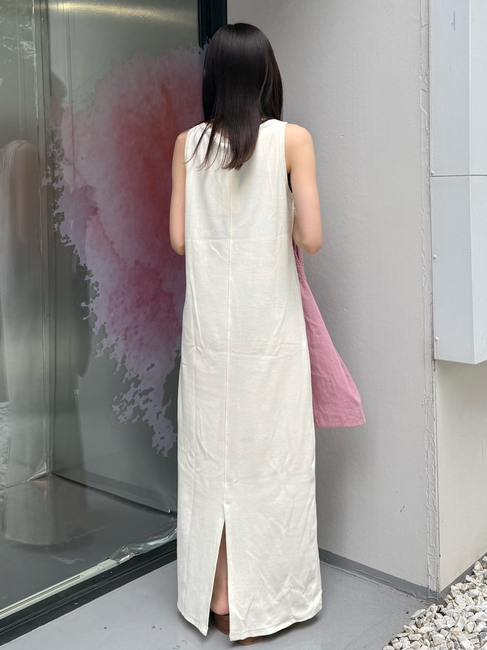 ホワイト系のワンピース、ピンク系のトートバッグ、ブラック系のサンダルを着用したレディースの夏コーディネートの6枚目の写真