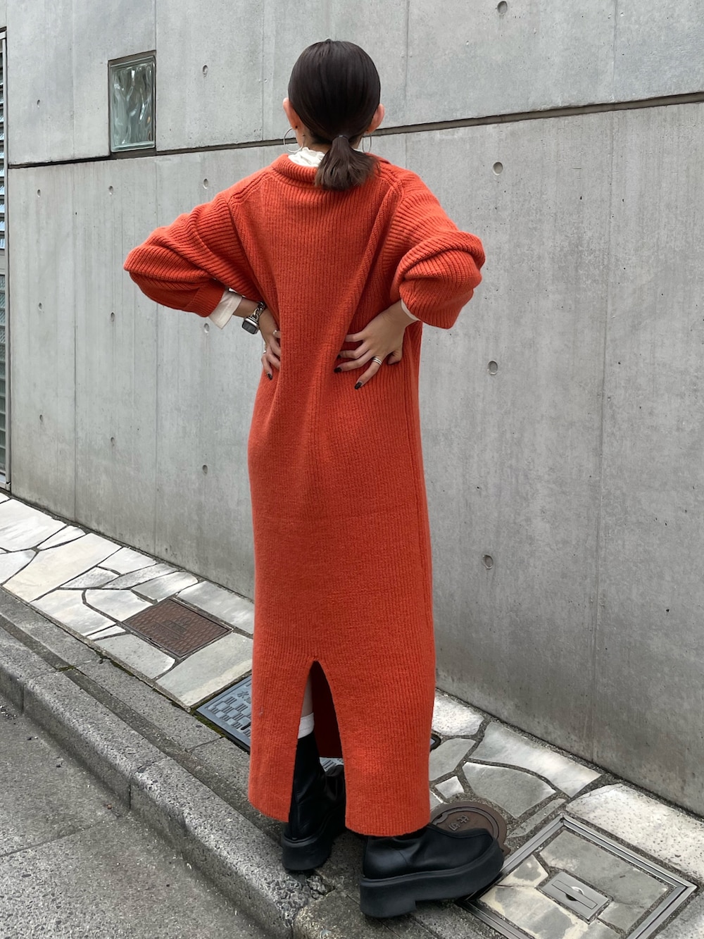 「ワンピース、春ニット、秋冬コーデ、低身長女子」｜「Ungridの【WEB限定】ハイネックジップニットワンピース（ワンピース、オレンジ系）」を使った、多田詩音さん（レディース・152cm）の秋コーディネートの4枚目の写真