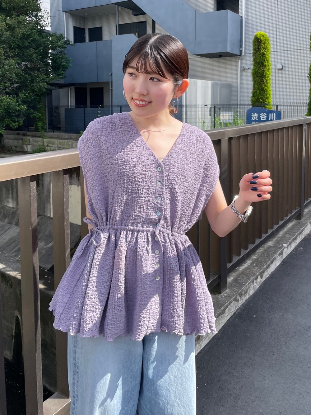 シルバー系のサンダル、グレー系のキャミソール、パープル系のシャツ/ブラウスを着用したレディースの夏コーディネートの2枚目の写真
