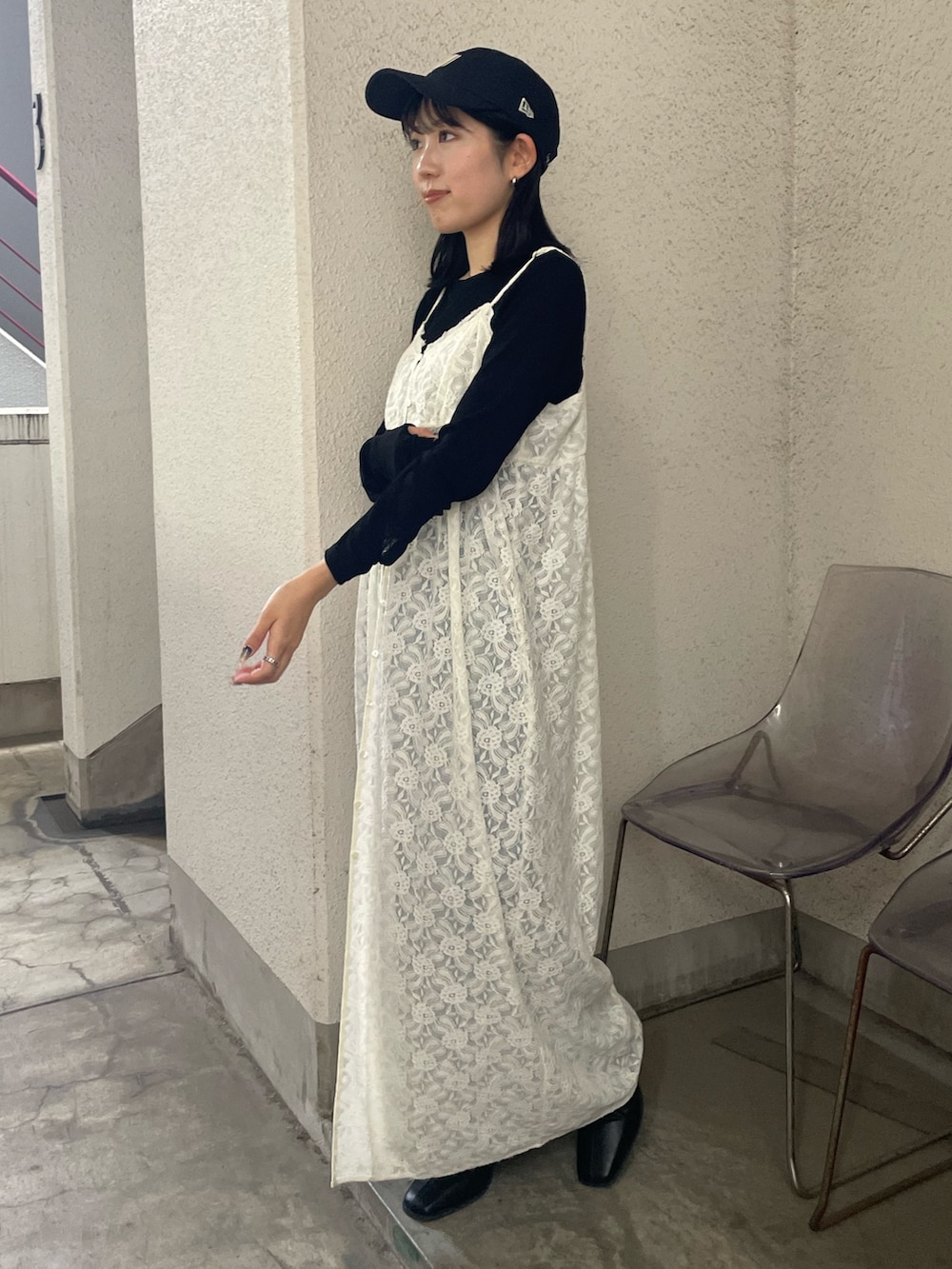 ホワイト系のワンピース、ブラック系のTシャツ/カットソー、ブラック系のブーツを着用したレディースの秋コーディネートの4枚目の写真