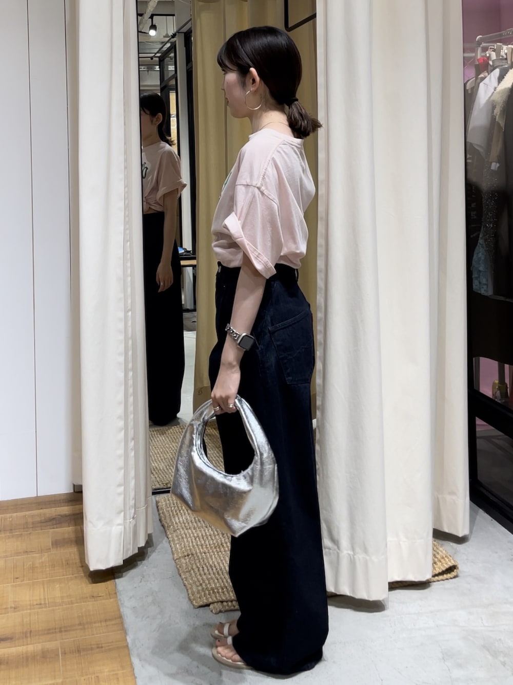 シルバー系のハンドバッグ、ホワイト系のサンダル、ピンク系のTシャツ/カットソーを着用したレディースの夏コーディネートの3枚目の写真