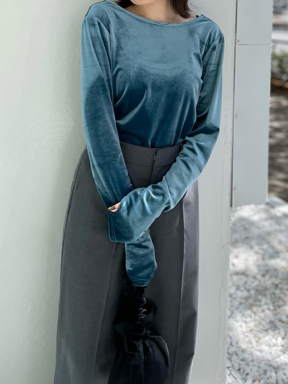 ブラック系のブーツ、ブラック系のハンドバッグ、ブルー系のTシャツ/カットソーを着用したレディースの秋コーディネートの7枚目の写真