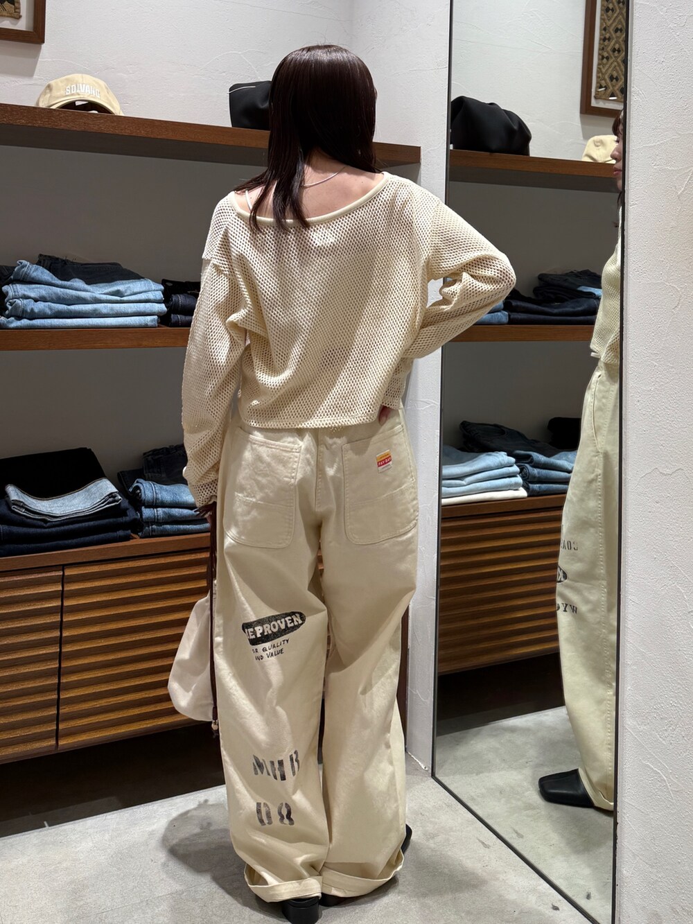 ホワイト系のその他パンツ、ホワイト系のカーディガン/ボレロ、ブラック系のサンダルを着用したレディースの春コーディネートの6枚目の写真
