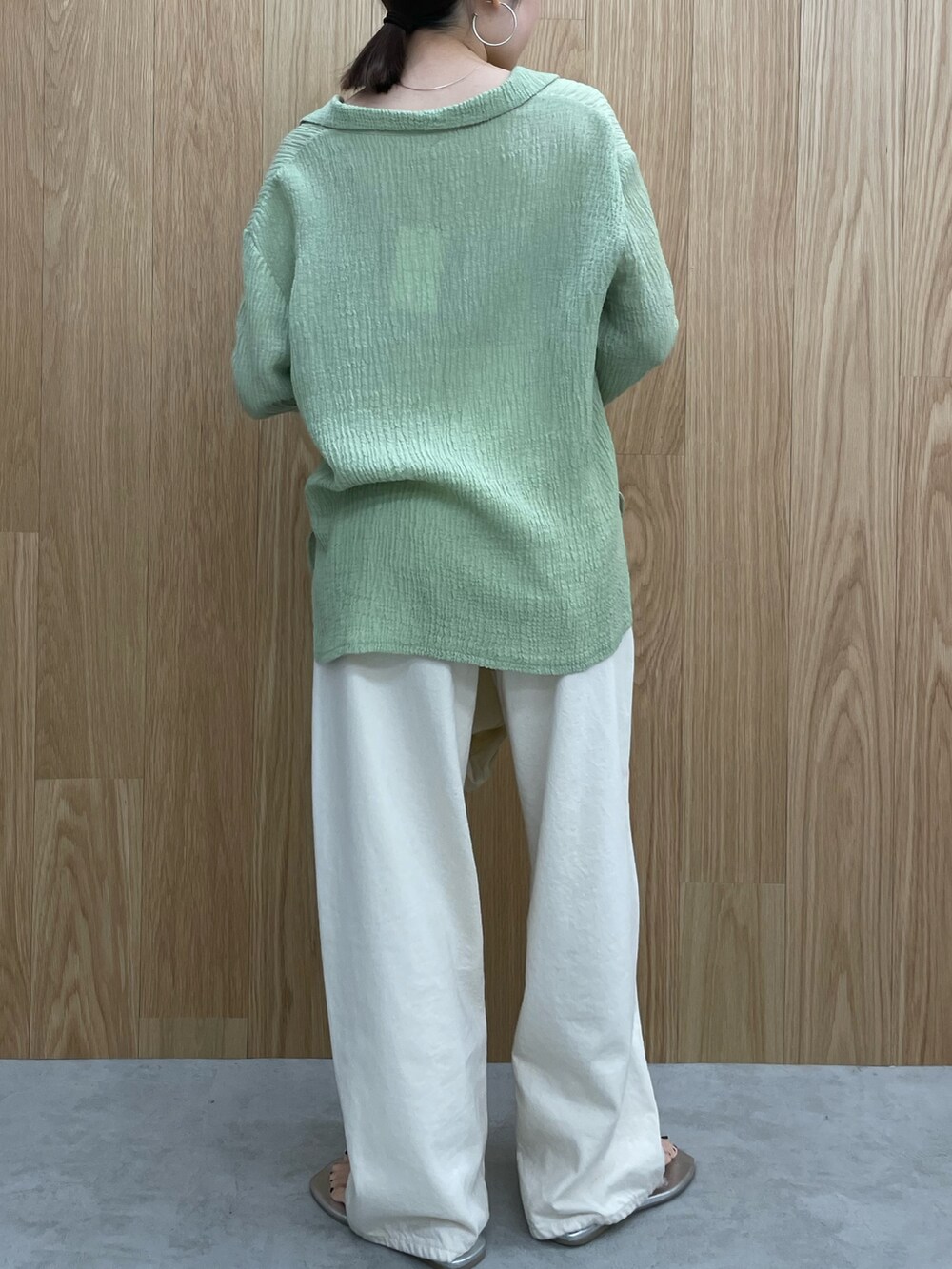 グレー系のキャミソール、シルバー系のサンダル、ホワイト系のエコバッグ/サブバッグを着用したレディースの夏コーディネートの4枚目の写真