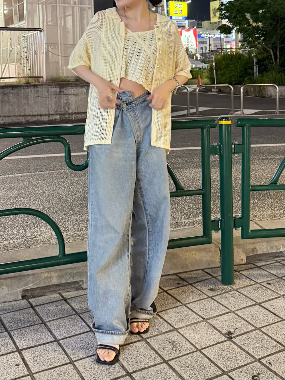 ブルー系のデニムパンツ、ホワイト系のカーディガン/ボレロを着用したレディースの春コーディネートの5枚目の写真