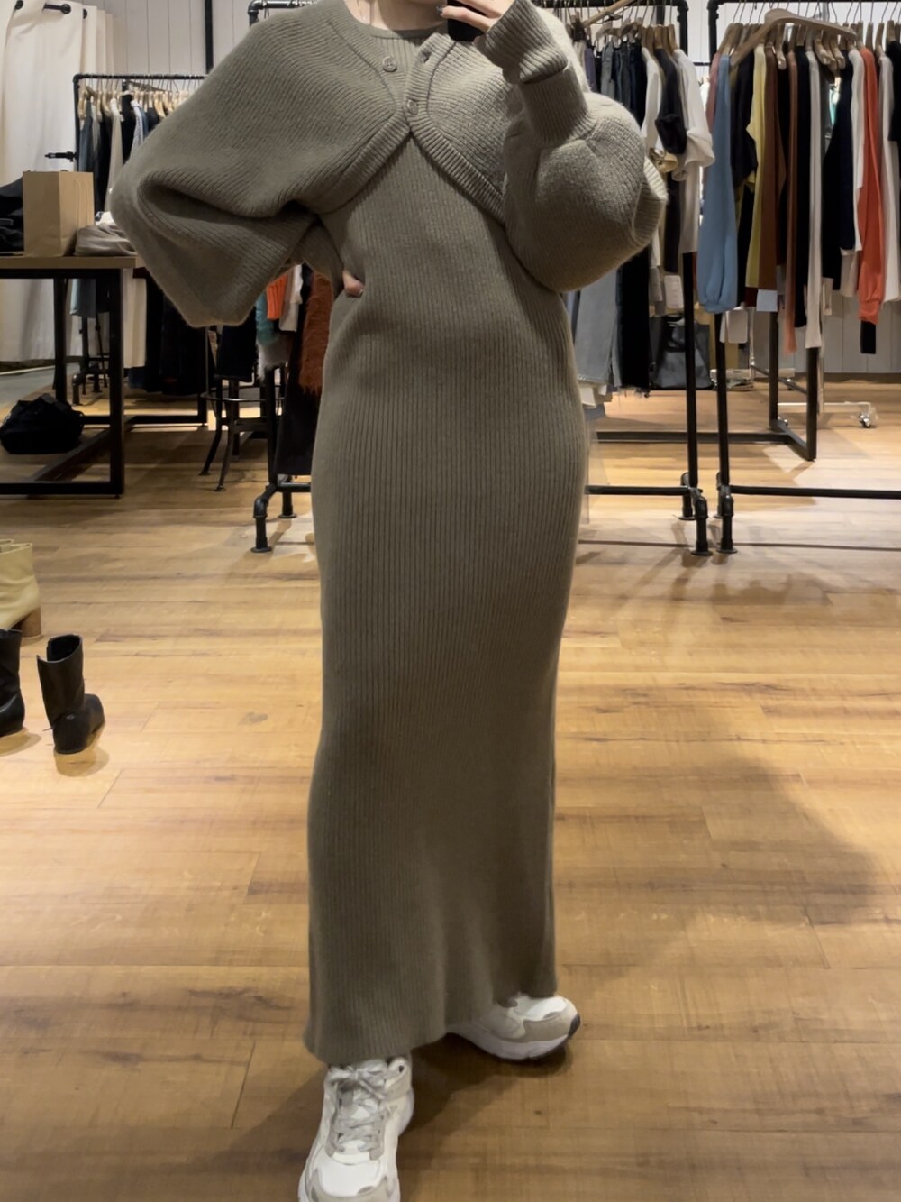 グレー系のワンピースを着用したレディースの秋コーディネートの2枚目の写真