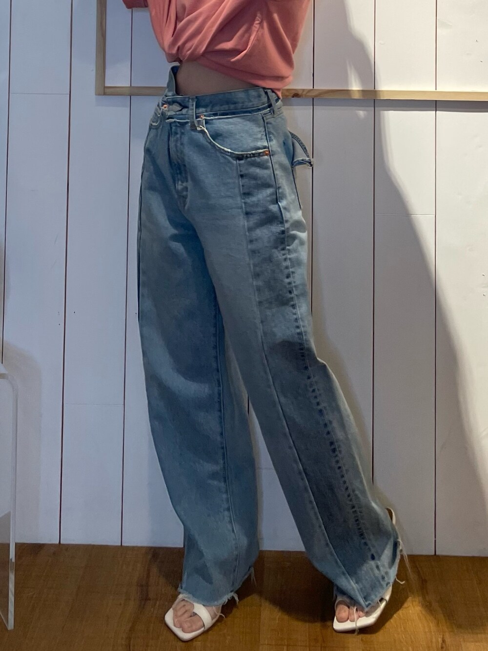 ブルー系のデニムパンツ、ホワイト系のサンダル、ピンク系のTシャツ/カットソーを着用したレディースの春コーディネートの6枚目の写真