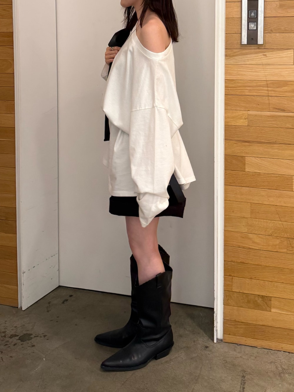 ホワイト系のTシャツ/カットソー、ブラック系のその他パンツ、ブラック系のハンドバッグを着用したレディースの春コーディネートの5枚目の写真